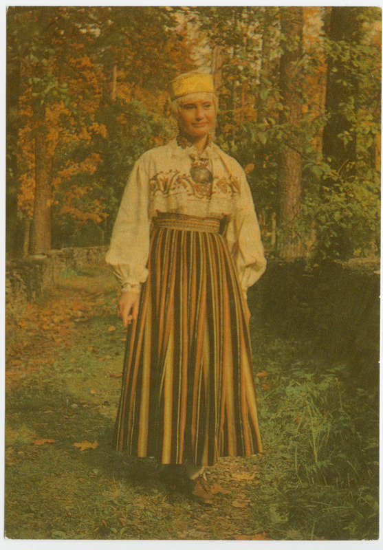 Eesti. Väike-Maarja rahvariides neiu