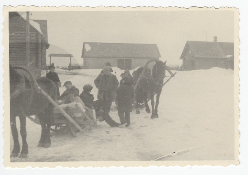 Metsast naasnud hobustega seltskond.