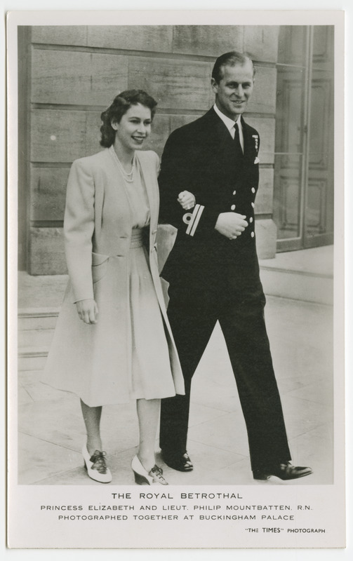 Inglismaa. London. Kuninglik kihlus. Printsess Elizabeth ja Philip Mountbatten Buckinghami palee ees