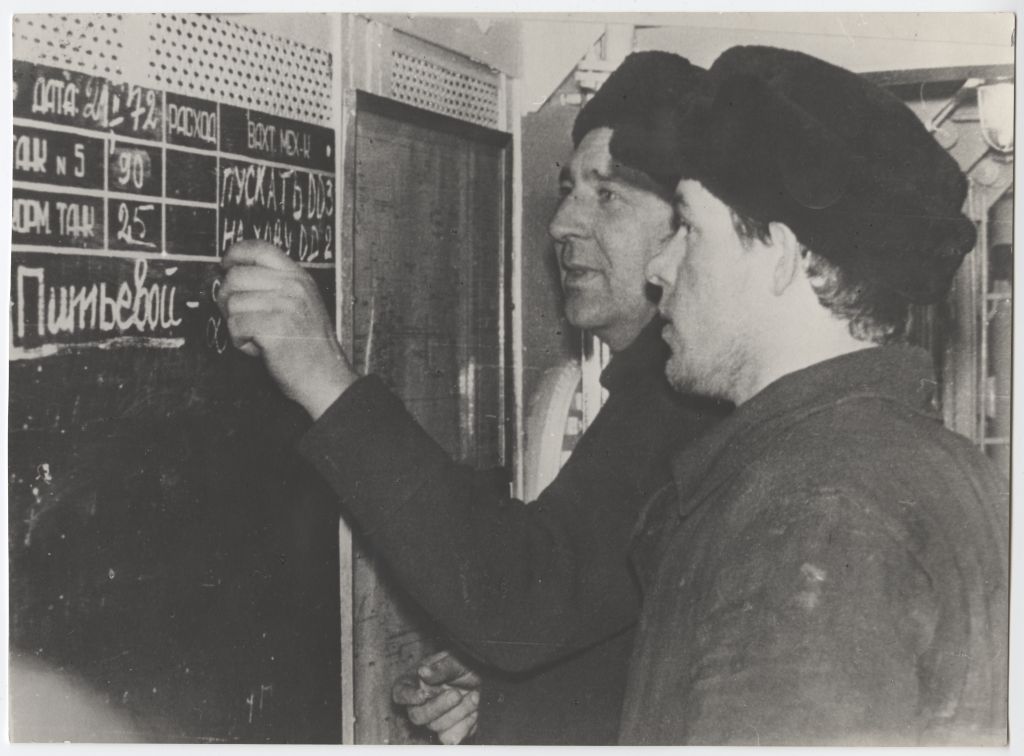 Mootorlaeva "August Kuhlberg" pootsman, sotsialistliku töö kangelane, ENSV Ülemnõukogu saadik Herbert Vaher ja madrus V. Prokotjev.
1972