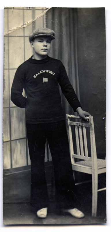Hugo Peil, seljas sviiter kirjaga "Kalewipoeg"