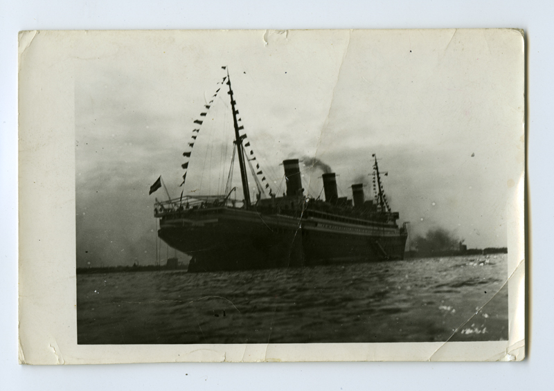 Reisiaurik "Reliance" saksa turistidega Tallinna reidil