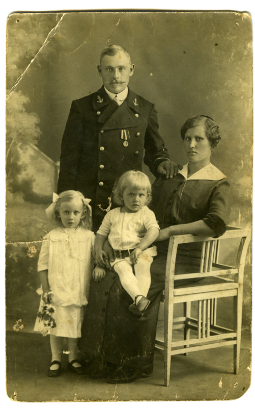 Meremees Mihkel Meremaa koos perega.
1915