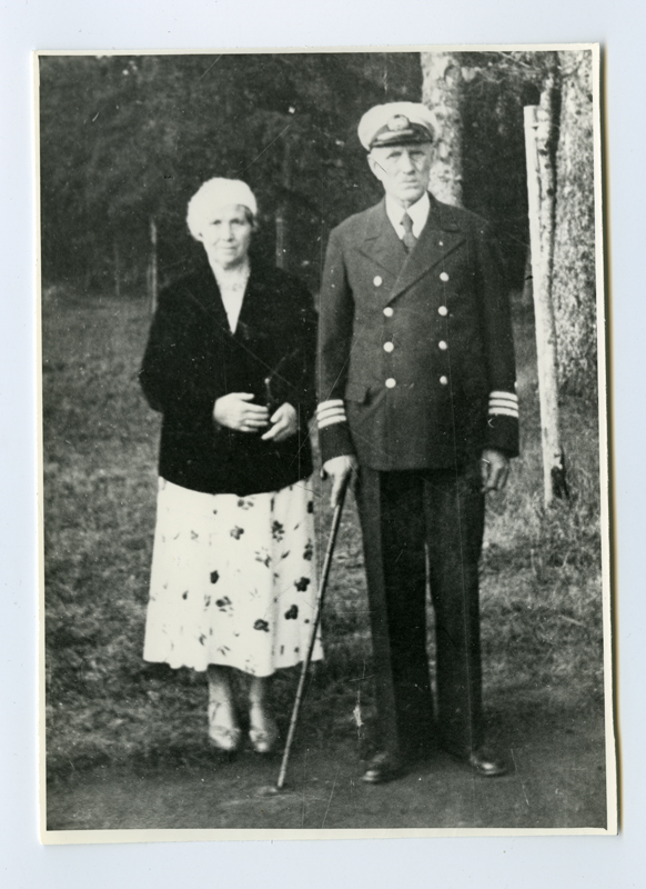 Kaubaaurik "Lembit" (hilisem "Kadli") I mehhaanik (1915-1939) Peeter Sõber naisega.
1930