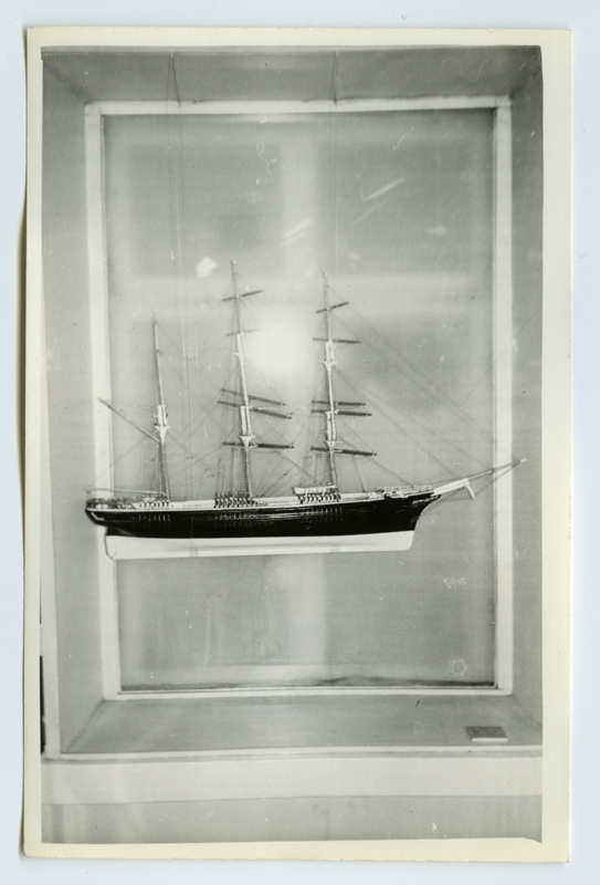 Eesti Riikliku Meremuuseumi esimene ekspositsioon. Vaade teise korruse suures saalis eksponeeritud purjelaeva "Lilly" mudelile.