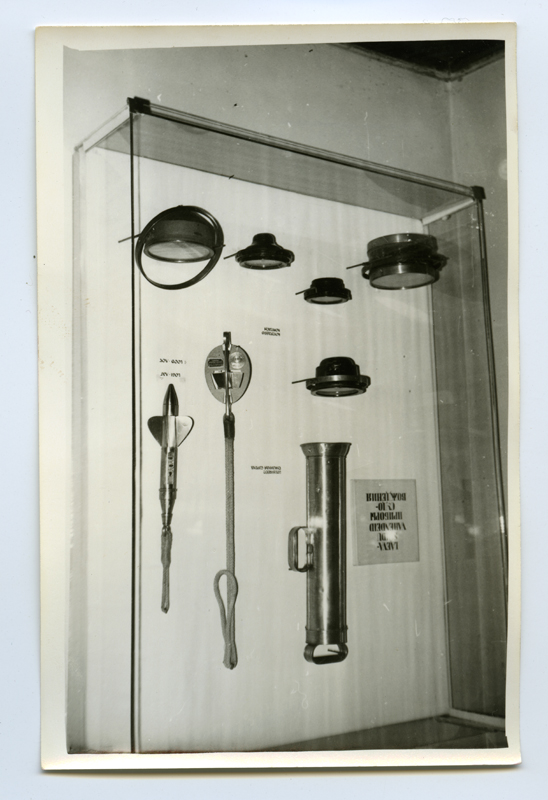 Eesti Riikliku Meremuuseumi esimene ekspositsioon. Vaade alumise (II) korruse suures saalis olevale laevasõiduvahendite vitriinile.