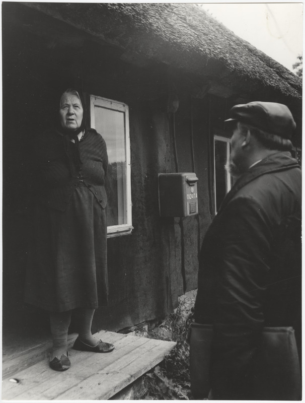 B. Pao vestlemas Elfride Kildjeriga (rannarootslane) Sutlepa külas Haapsalu rajoonis