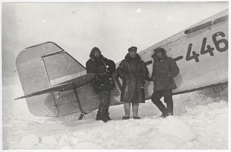 Valge mere (Põhja-Jäämere sisemeri) Moržovetsi saarel baseeruva hülgepüügi ekspeditsiooni liikmed lennuväljal
