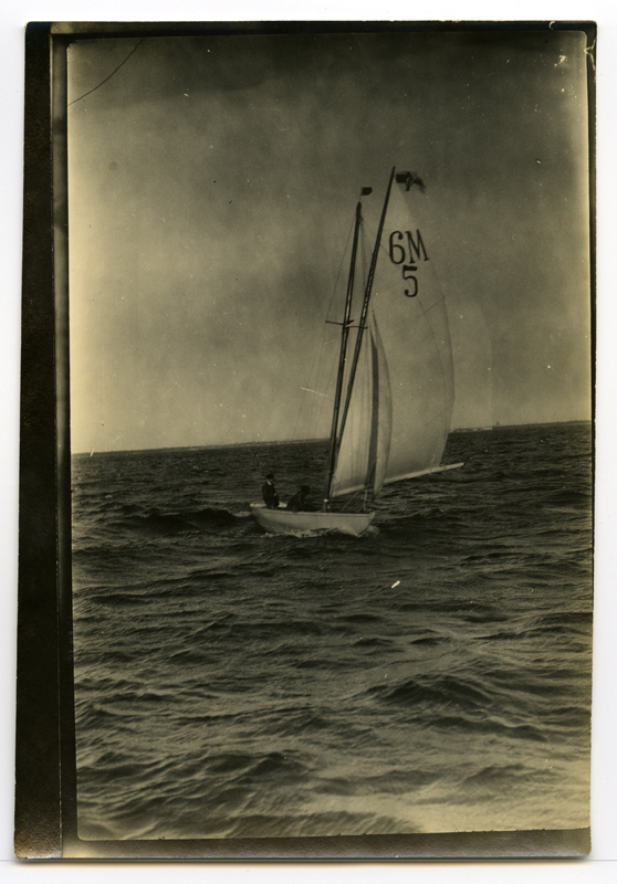 Jaht merel. Purjel number 6M5.