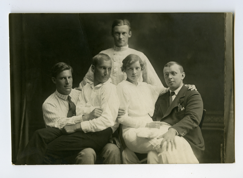 Grupifoto. Nikolai Vekšin kaaslastega