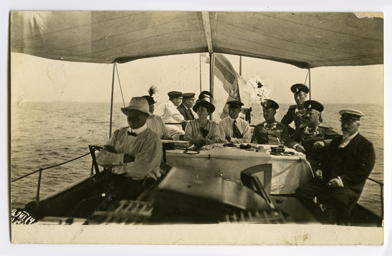 Seltskond inimesi laevaga tagasisõidul Peterhofist jahtide võistluselt. Paremal grupp ohvitsere.