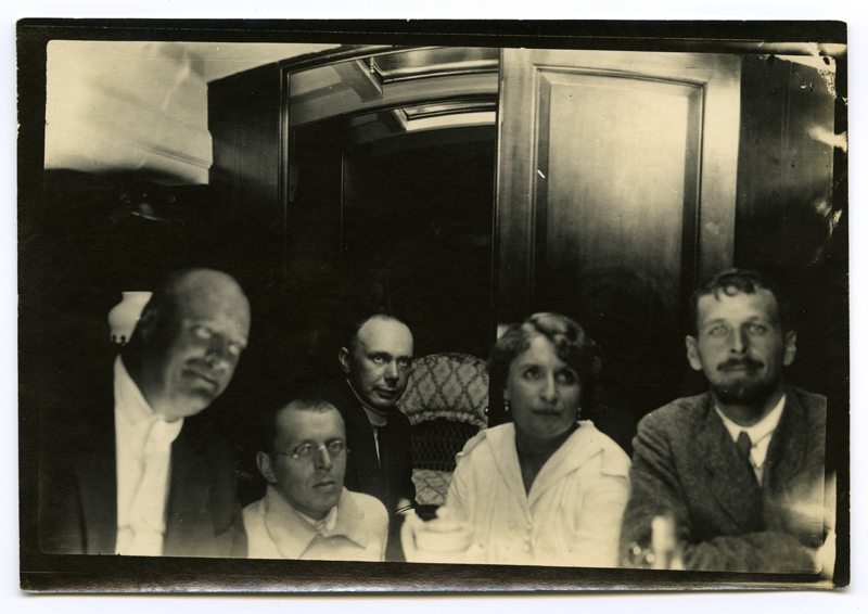 Seltskond inimesi jahi kajutis. Vasakult teine Nikolai Vekšin.