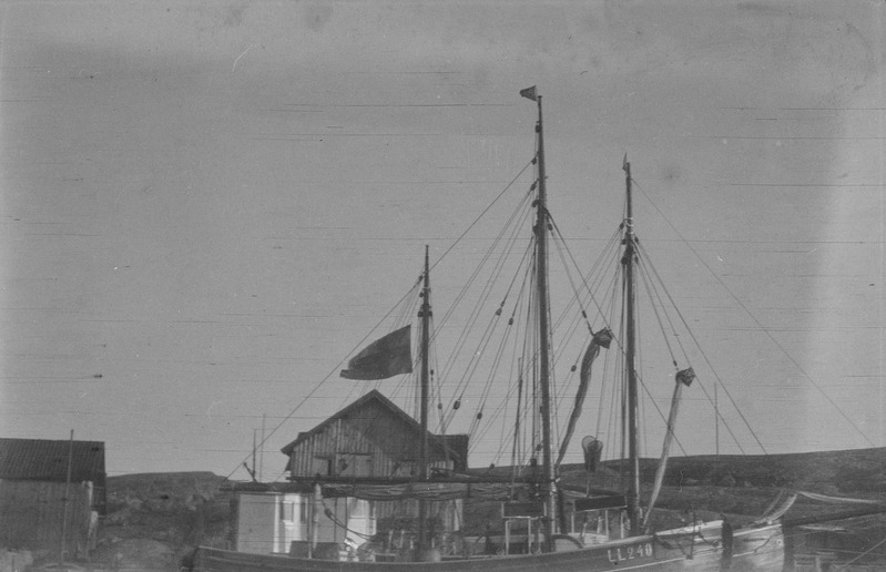 Kalalaevad Hankos. Esiplaanil laev pardanumbriga LL240.