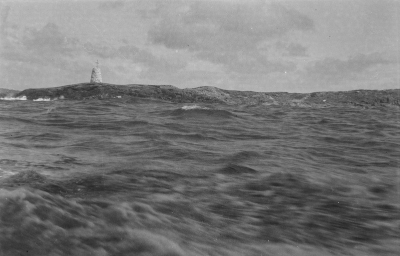 Ristiga kivitorn tundmatul kaljusaarel Läänemeres