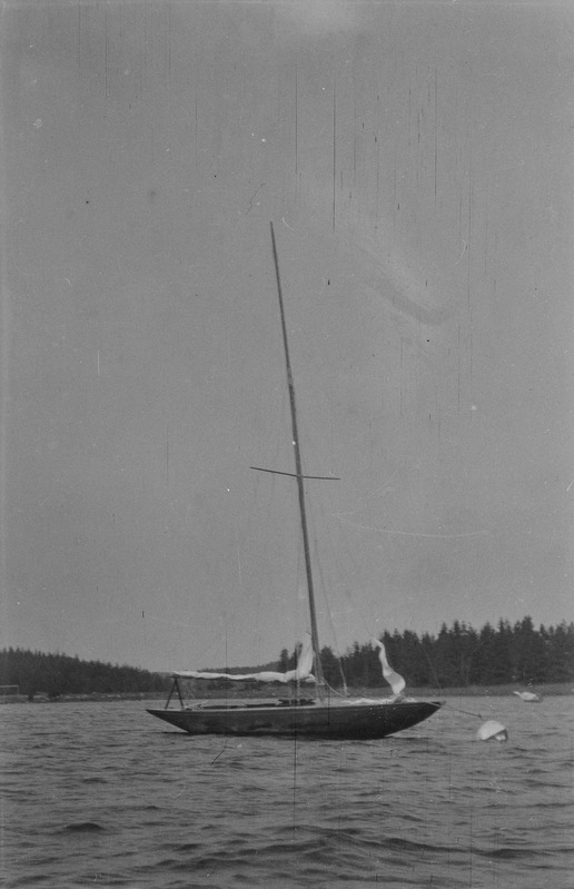 Jaht kalda ääres ankrus