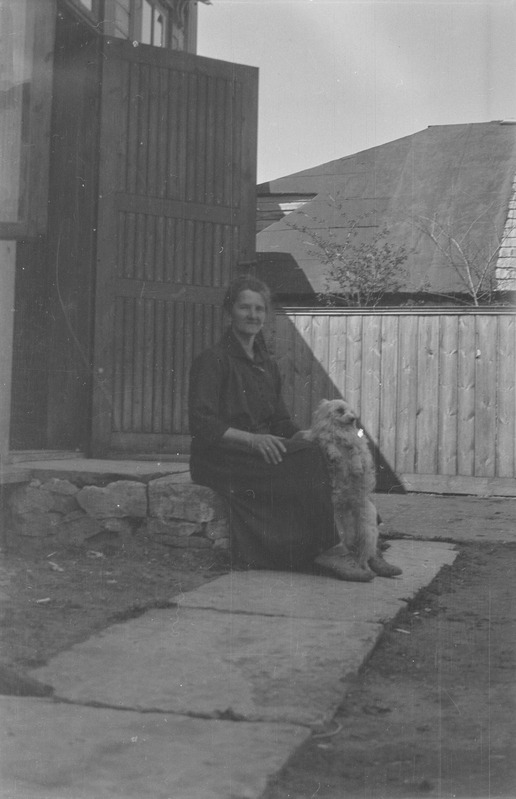 Naine koeraga