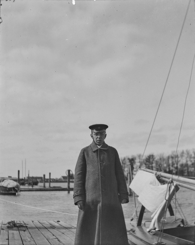 Nikolai Vekšin jahi kõrval paadisillal