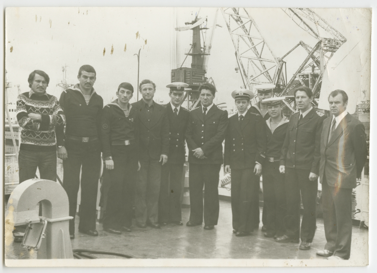 Mootorlaeva "Semjon Rošal" meeskonna kohtumine samanimelise sõjalaeva meeskonnaga.
Grupifoto.
1978