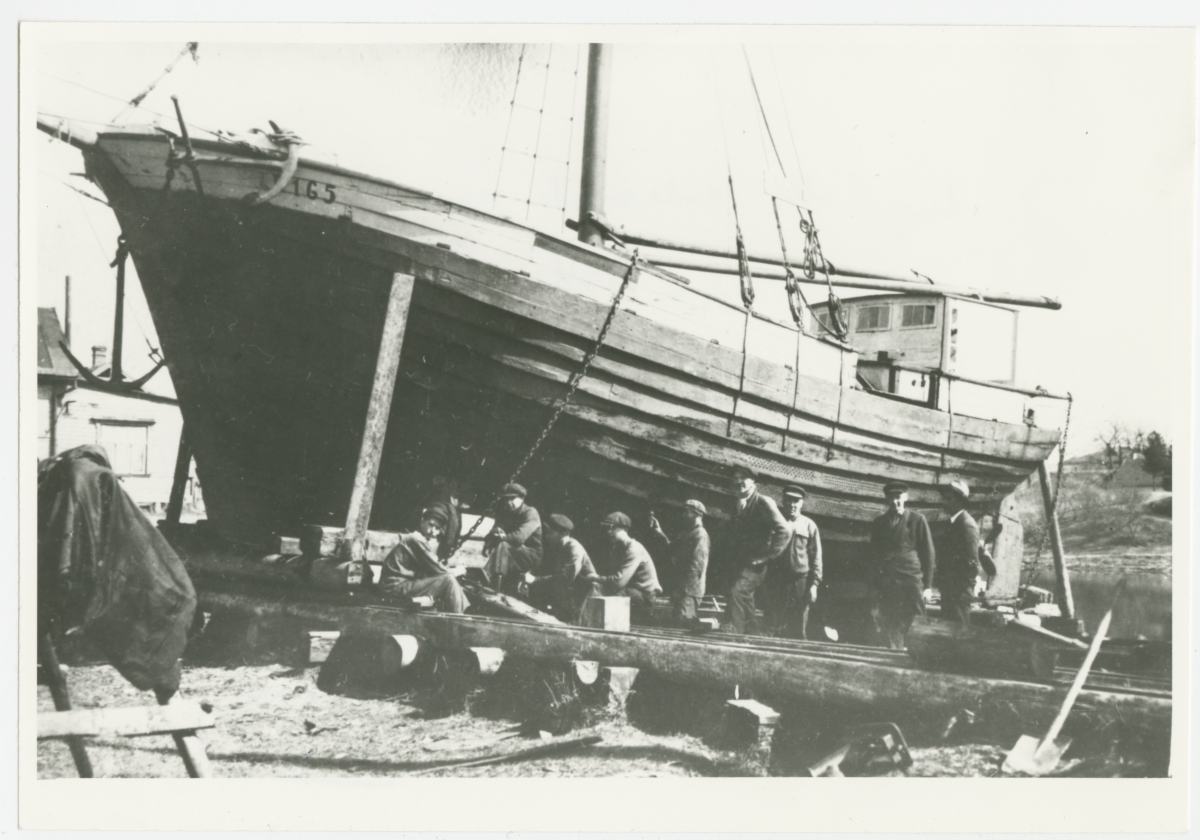 August Tolli kalasumplaeva remontimine Pärnus, vasakult neljas Viktor Pao
