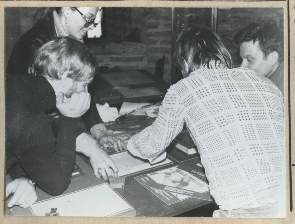 Vaade Meremuuseumi III korruse saali uue ekspositsiooni paigaldamise ajal : ARSi töögrupp ja II korruse ekspositsiooni autor muuseumi vanemteadur Tõnu Kask