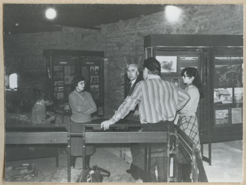 Meremuuseumi uue ekspositsiooni ülespanek : IV korrus , töötavad (vasakult) ARSi elektrik, ARSi kunsnik Saima Veidenberg, muuseumi direktor Ants Pärna, muuseumi kalandusosakonna juhataja Katrin Savomägi ja teadusdirektor Jaak Sammet