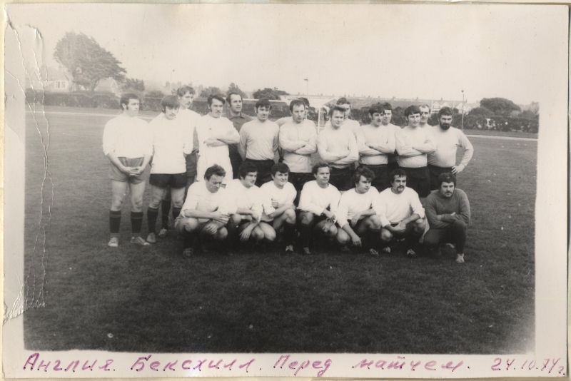 Mootorlaeva "Kalev" jalgpallimeeskond Inglismaal Bexhillis enne mängu kohalikega