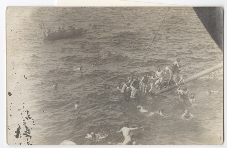 Sõjalaeva "Imperator Pavel" madrused suplemas