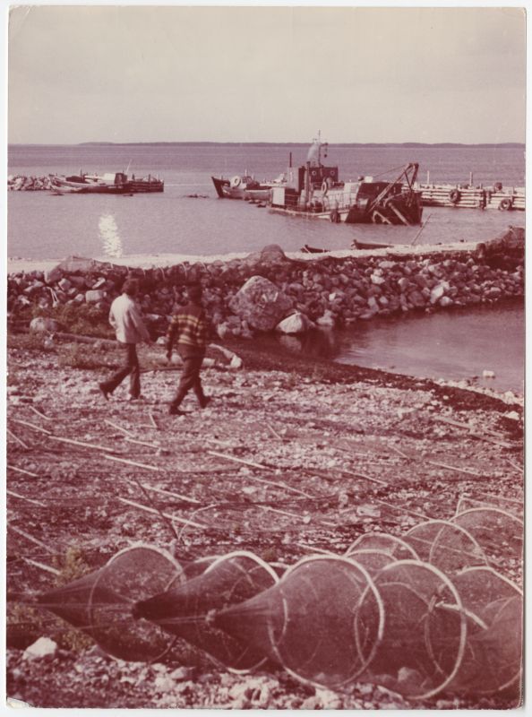 Kõrkvere (Pae) sadam Saaremaal enne ümberehitamist. Rannas kalapüünised.
