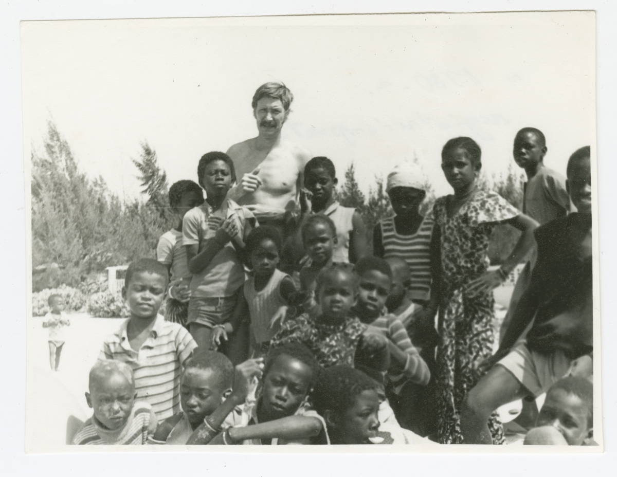 NSVL-du külmutustraaleri BMRT registriinstruktor koos Senegali lastega grupifotol.
Lääne-Aafrika, Senegal.
1980