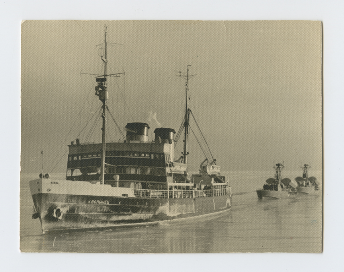 Jäämurdja "Volõnets" merel nõukogude sõjalaevu läbi jää viimas