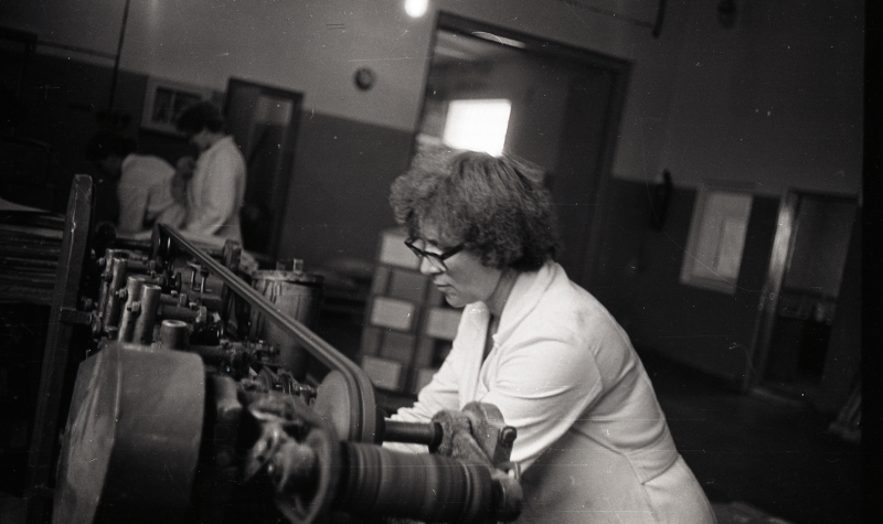 Naised töötamas kalurikolhoosi "Lääne Kalur" Haapsalu kalatööstuse etikettimisliinil