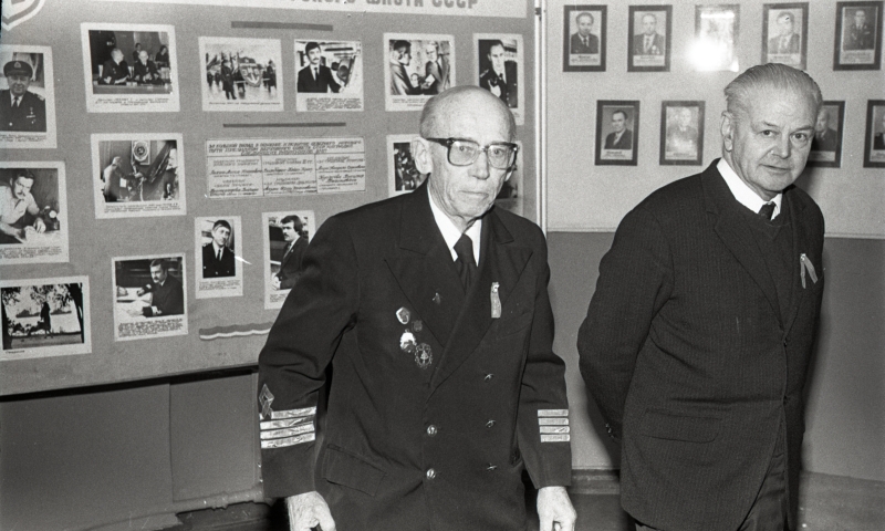 Eesti Riikliku Meremuuseumi 50. aastapäevale pühendatud teaduskonverents Tallinna Mereklubis (Uus-Sadama 14): konverentsi vaheaeg, esiplaanil Karl Leemet ja Edmund Russow.
30.01.1985