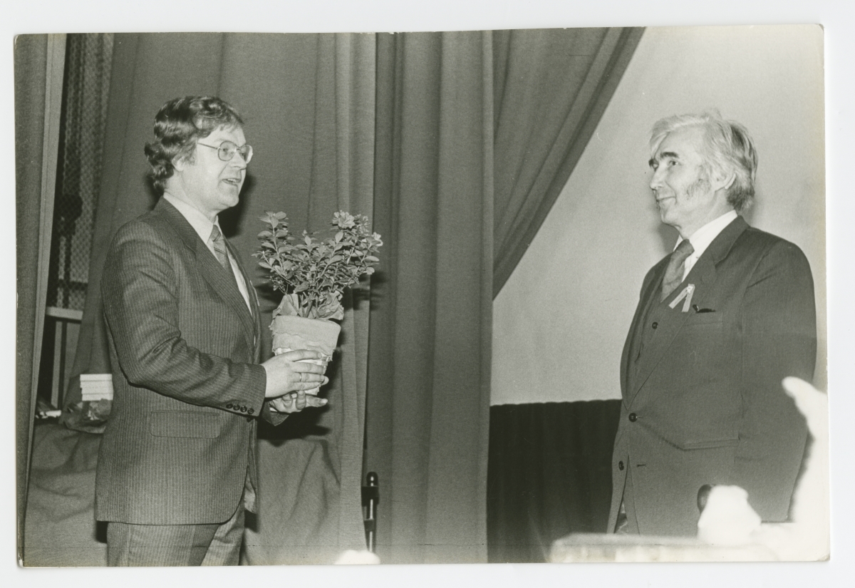 Eesti Riikliku Meremuuseumi 50. aastapäevale pühendatud teaduskonverents Tallinna Mereklubis (Uus-Sadama 14): õnnitleb Eesti Spordimuuseumi direktor Enn Mainla, paremal meremuuseumi direktor Ants Pärna.
30.01.1985