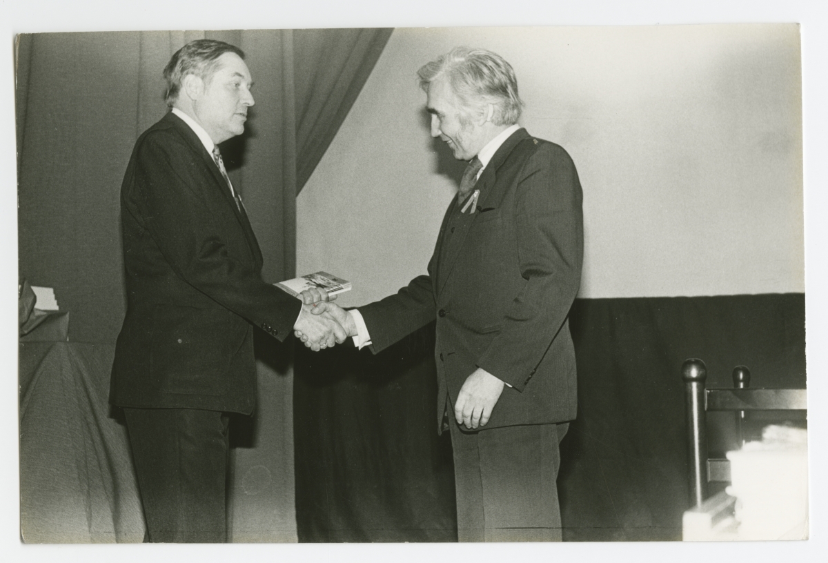 Eesti Riikliku Meremuuseumi 50. aastapäevale pühendatud teaduskonverents Tallinna Mereklubis (Uus-Sadama 14) : õnnitleb Tartu Riikliku Ülikooli õppejõud Arved Luts, paremal meremuuseumi direktor Ants Pärna.
30.01.1985