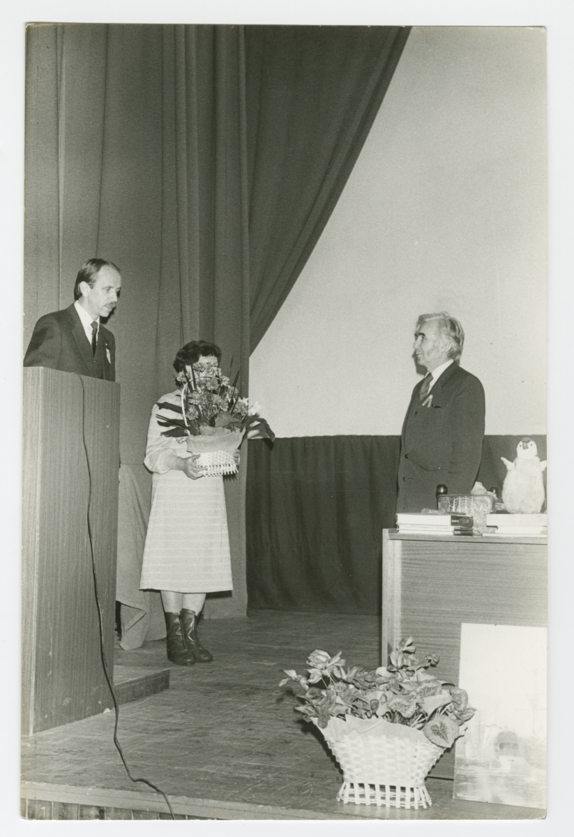 Eesti Riikliku Meremuuseumi 50. aastapäevale pühendatud teaduskonverents Tallinna Mereklubis (Uus-Sadama 14) : õnnitlevad (vasakult) S.M.Kirovi-nim. Näidiskalurikolhoosi muuseumi direktor Peeter Ugand ja peavarahoidja Illa Kuslap, paremal meremuuseumi direktor Ants Pärna.
30.01.1985