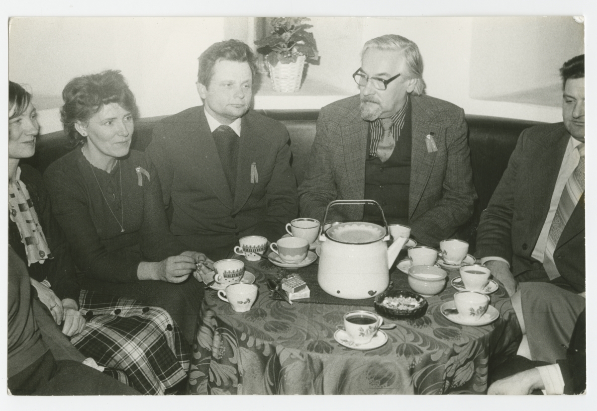 Eesti Riikliku Meremuuseumi 50. aastapäevale pühendatud teaduskonverentsile järgnenud hilisõhtune pidu Paksus Margareetas, meremuuseumi puhkeruumis. Nurgatornis istuvad : (vasakult) Lea Karma, Vaike Raudsepp, Tõnu Kask, Maido Limbak, Mati Pintmann.
30.01.1985