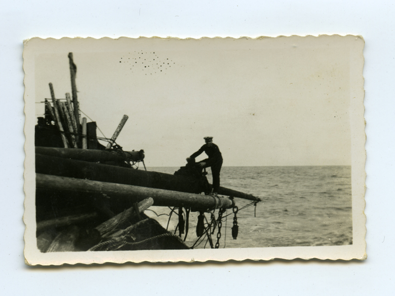 Murdunud mastidega aurulaev "Kajak" Põhjamerel pärast tormi.