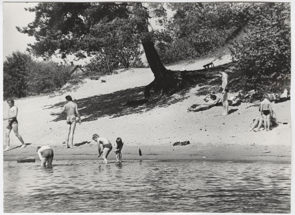 Puhkajad Pirita jõe kaldal.
1978