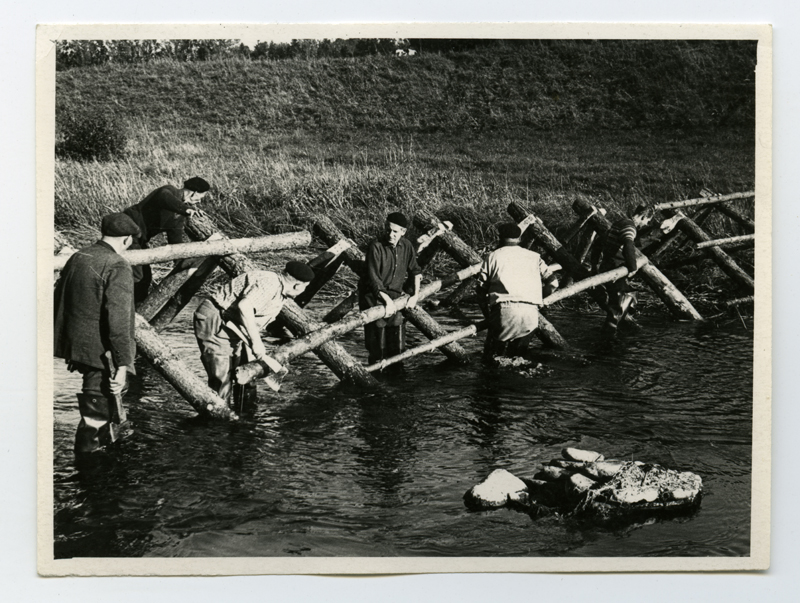 Eesti NSV Kalastajate Seltsi Tallinna Klubi kalakaitse komisjoni liikmed Irus lõhetõket ehitamas.
1969