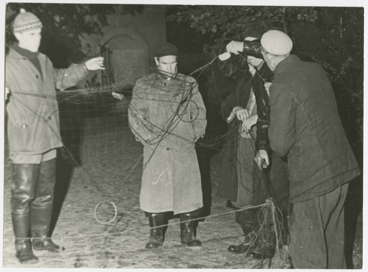 Eesti NSV Kalastajate Seltsi Tallinna Klubi liikmed röövpüüdjate võrke välja võtmas.
1965