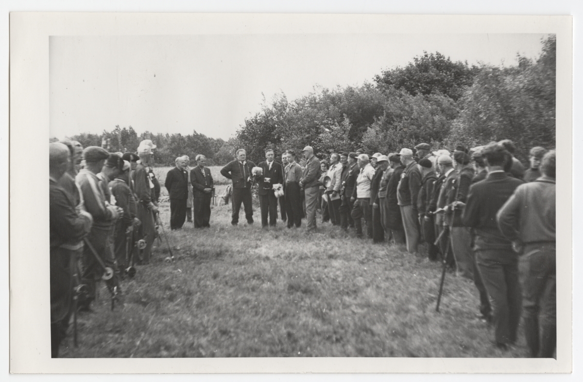 VSÜ "Kalev" Tallinna Kalaspordi klubi ja Soome Kalastajate Keskuse liikmete kokkutulek Pirita jõe käärus.
1968