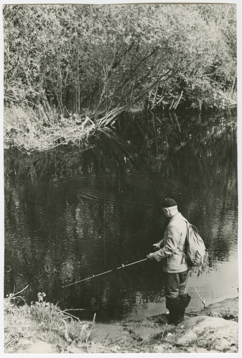 Eesti NSV Kalastajate Seltsi Tallinna Klubi liige Voldemar Meigas Pirita jõel kala püüdmas.
1974
