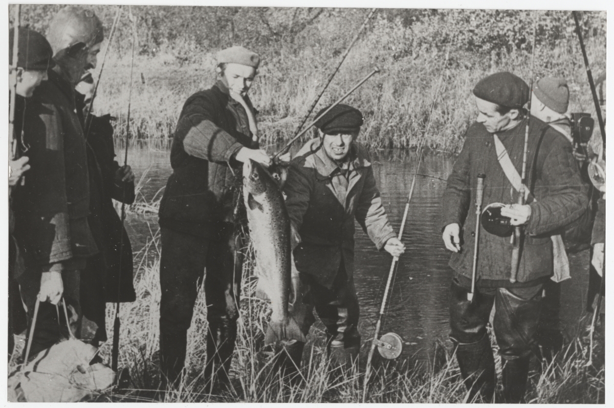 Eesti NSV Kalastajate Seltsi Tallinna Klubi liikmed Pirita jõel kalastamas. Kõigi pilgud püütud suurel kalal.
1974