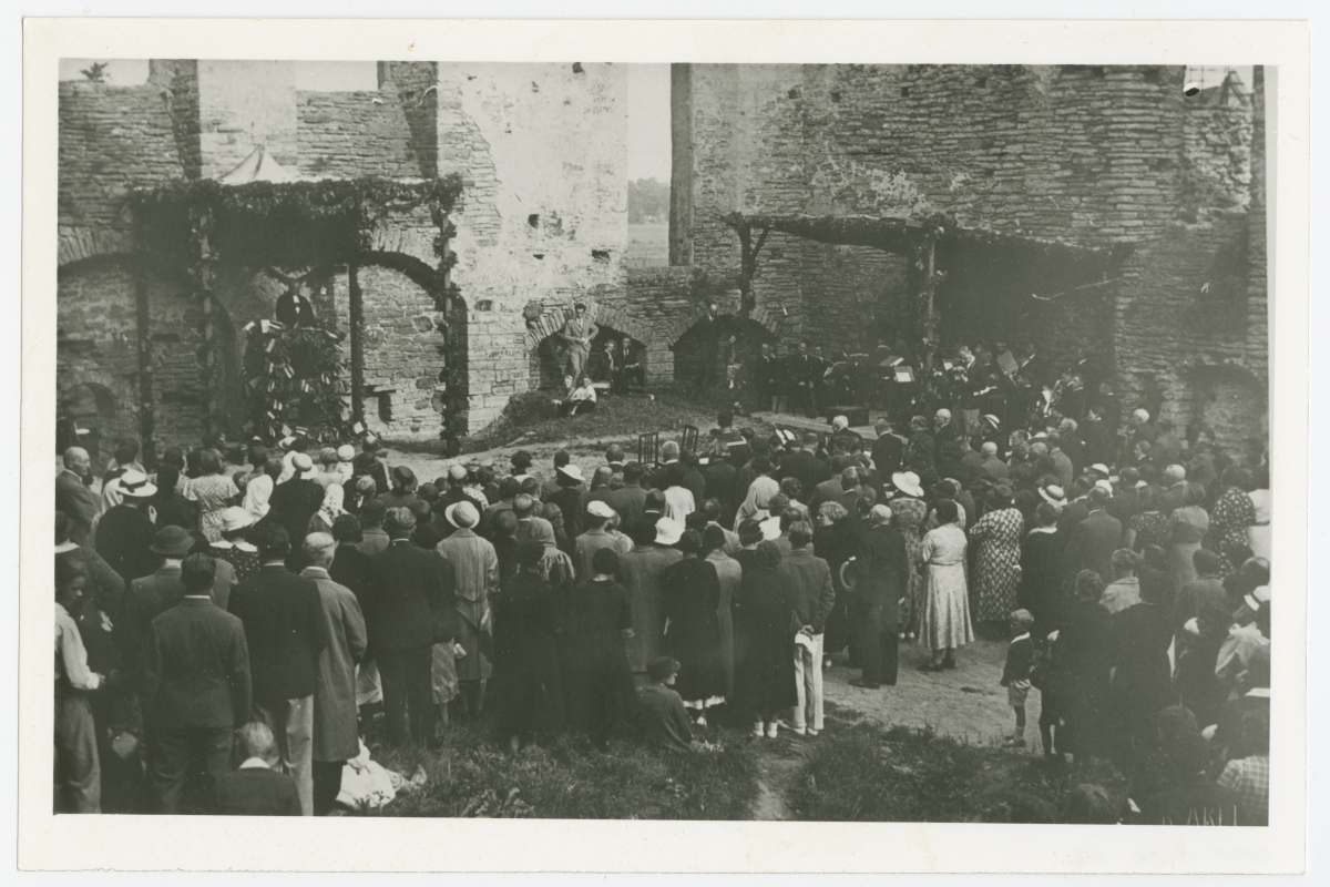Pidulik jumalateenistus Pirita kloostri varemetes kloostri 500. juubeli puhul.
15.08.1936