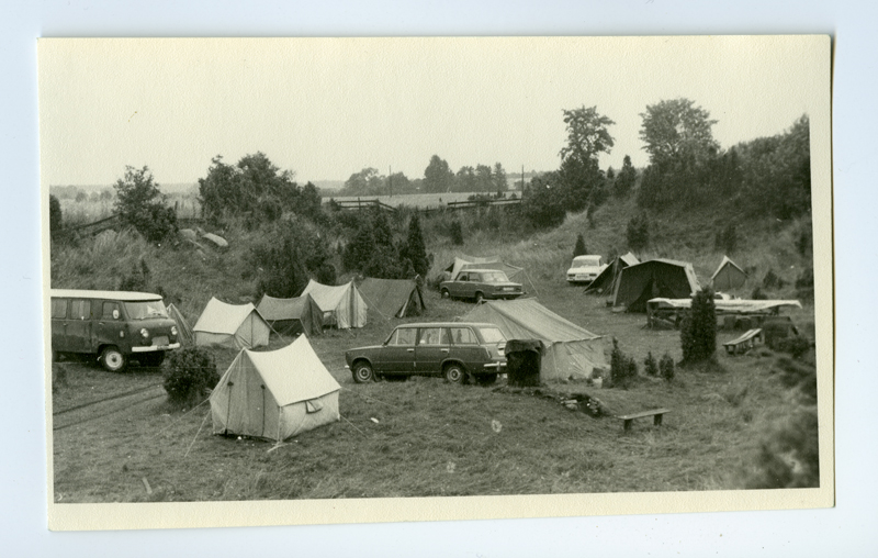 Allveearheoloogia  klubi "Viikar" telklaager Maasilinna ordulinnuse vallikraavis.
1987