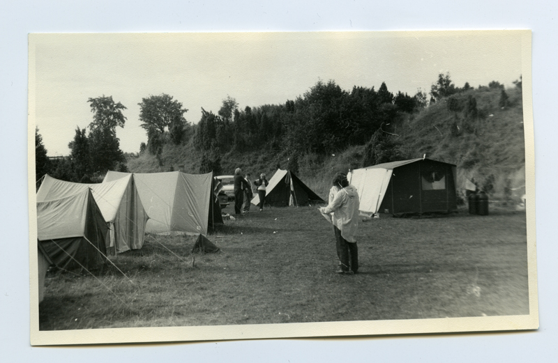 Allveearheoloogia  klubi "Viikar" telklaager Maasilinna ordulinnuse vallikraavis. Telkide vahel Taimi Mäss, Vaike Raudsepp, Katrin Sepalaan ja Rein Albri.
1987