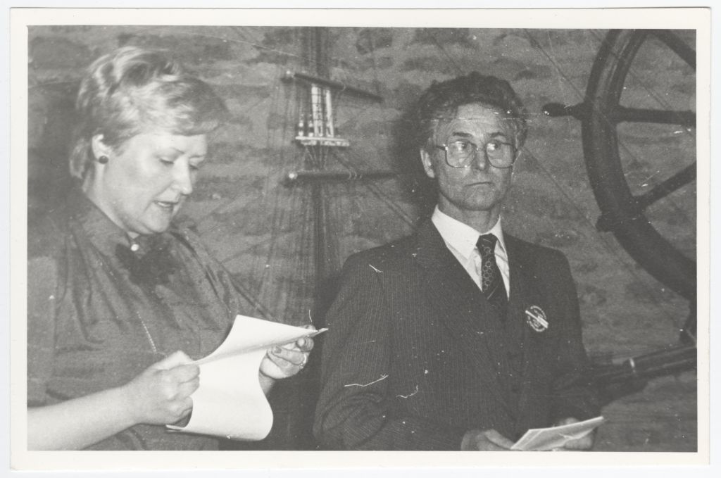 Kotka Kymenlaakson Museo (Maakonnamuuseum) näituse "Laeva lugu" avamine Eesti Riiklikus Meremuuseumis, Paksus Margareetas. Kõnet peab Kotka linnavalitsuse muuseumitoimkonna juhataja, tema kõrval tõlk.
18.05.1985