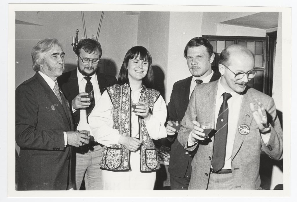 Kotka Kymenlaakson Museo (Maakonnamuuseum) näituse "Laeva lugu" avamine Eesti Riiklikus Meremuuseumis, Paksus Margareetas. 
Seisavad (vasakult) : Meremuuseumi direktor Ants Pärna, Kotka Maakonnamuuseumi juhataja Raimo Päiviö, Ulla - Maia Vainonen Kotka muuseumist, Jaak Sammet meremuuseumi teadusdirektor ja Jorma Salopelto Kotkast.
18.05.1985