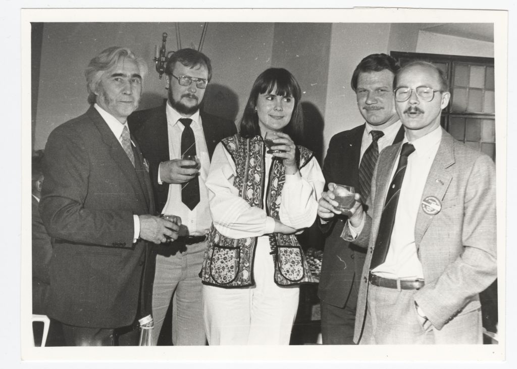 Kotka Kymenlaakson Museo (Maakonnamuuseum) näituse "Laeva lugu" avamine Eesti Riiklikus Meremuuseumis, Paksus Margareetas.
Seisavad (vasakult) : Meremuuseumi direktor Ants Pärna, Kotka Maakonnamuuseumi juhataja Raimo Päiviö, Ulla - Maia Vainonen Kotka muuseumist, Jaak Sammet meremuuseumi teadusdirektor ja Jorma Salopelto Kotkast.
18.05.1985