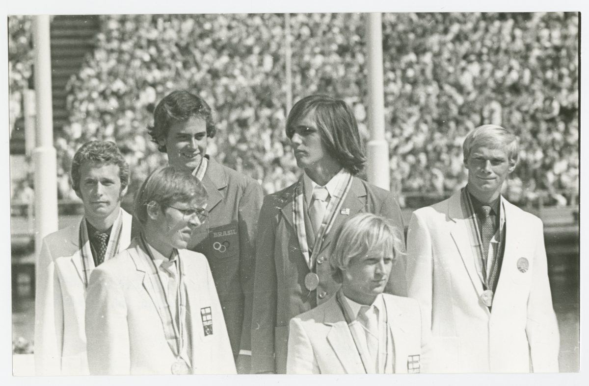 XXII olümpiamängude purjeregatt Tallinnas. 470-klassi võistlejate autasustamine. Keskel võitjad Marcos Soares Pinto ja Eduardo Henrique Penido. Hõbeda saanud J. Borowski ja E. Swenason ning pronksmedali võitnud J. Lindgren ja G. Tallberg.